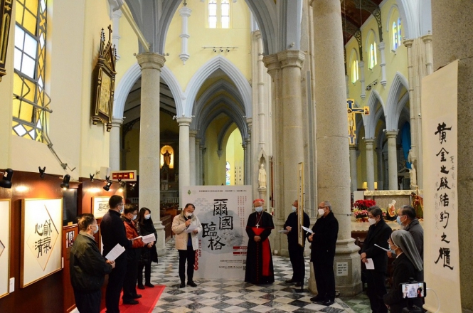 Cardinal John Tong blesses and declares open<br />the online exhibition and charity bidding